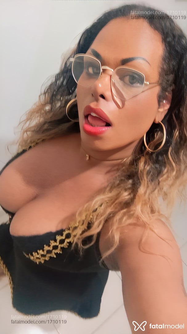 Acompanhante mulher trans com cabelo colorido de olhos castanhos em Jaboatão dos Guararapes Acompanhante mulher trans com cabelo colorido de olhos castanhos em Jaboatão dos Guararapes - Luiza leitee
