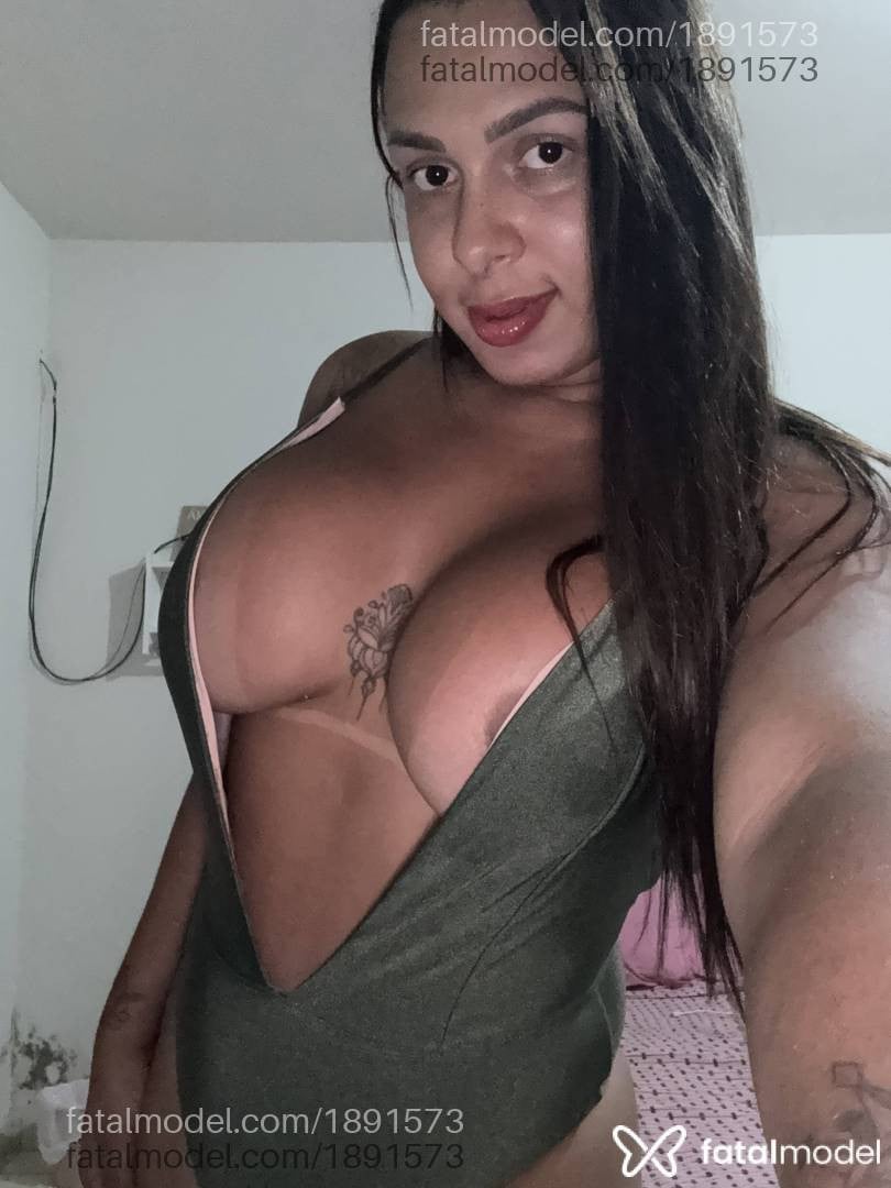 Acompanhante mulher trans com cabelo castanho de olhos castanhos - Rhay Belle