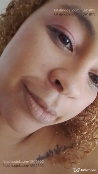 Acompanhante mulher ruiva (o) de olhos castanhos em Salvador - Arielle Nouborne