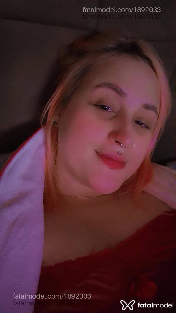 Acompanhante mulher com cabelo colorido de olhos mel - Talya