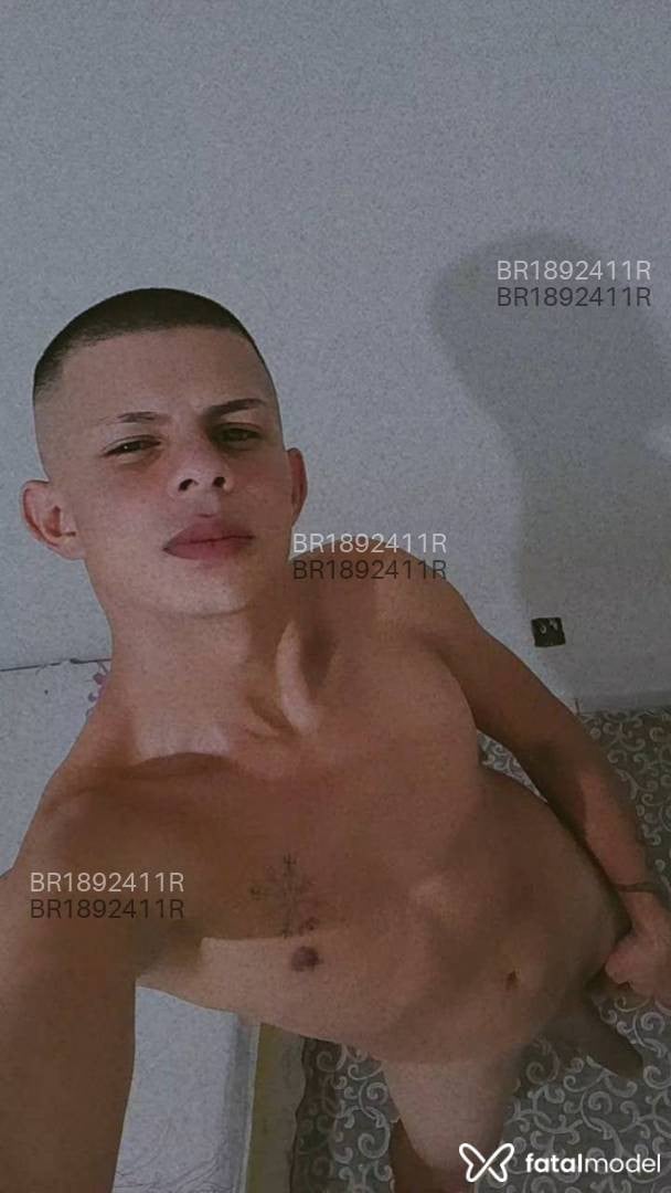 Acompanhante homem com cabelo castanho de olhos castanhos - Yolaus weckner Acompanhante homem com cabelo castanho de olhos castanhos - Yolaus weckner