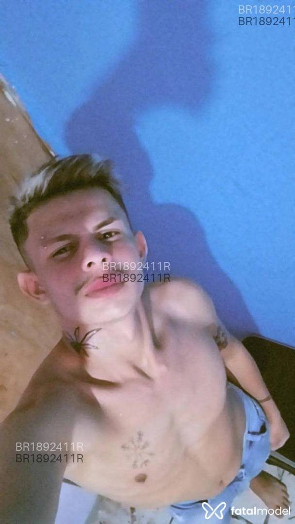 Acompanhante homem com cabelo castanho de olhos castanhos - Yolaus weckner Acompanhante homem com cabelo castanho de olhos castanhos - Yolaus weckner