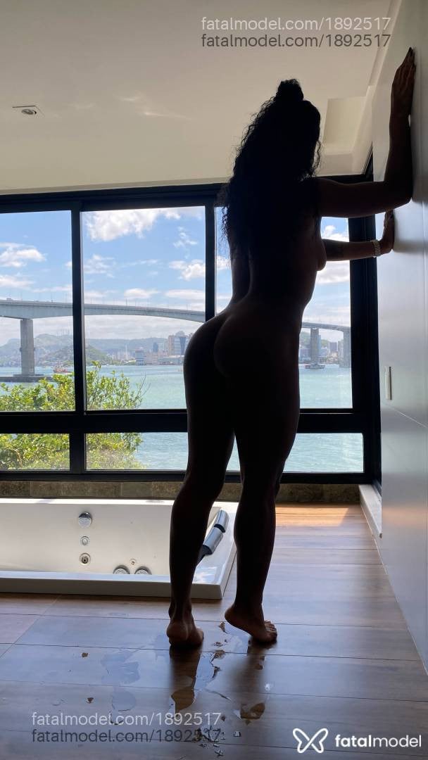 Acompanhante mulher morena (o) de olhos pretos - Laura Lopes