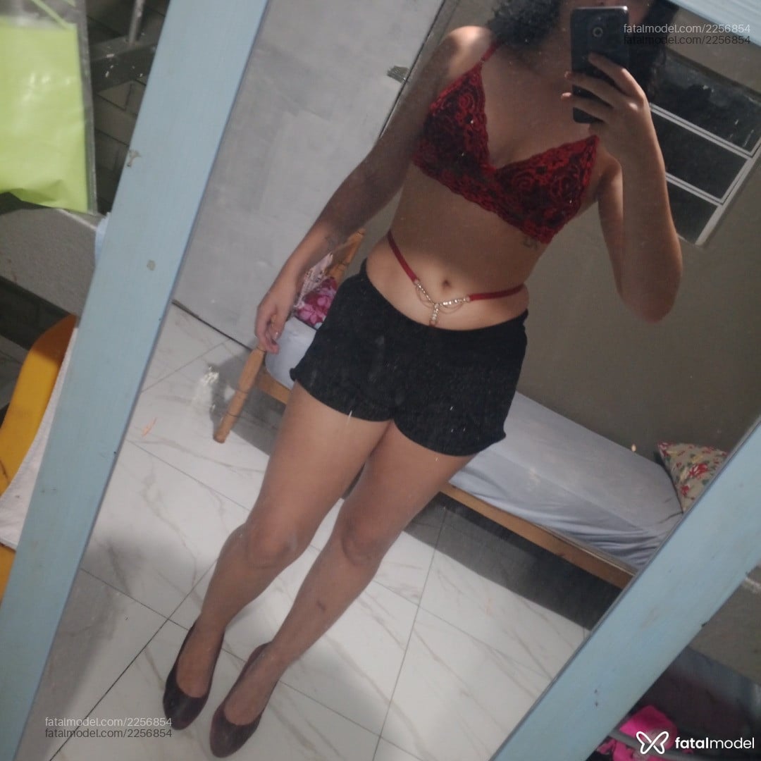 Acompanhante mulher com cabelo castanho de olhos castanhos - Larissa
