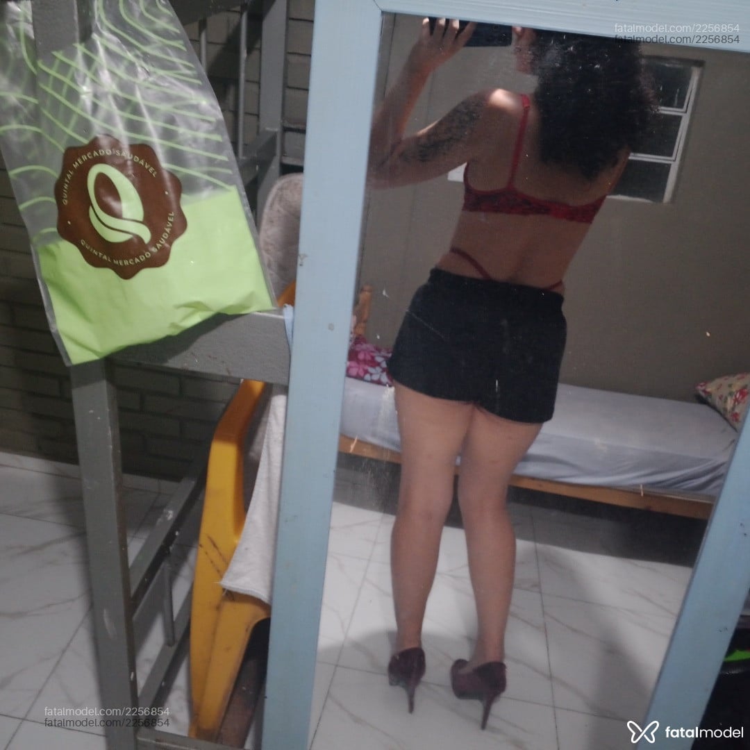 Acompanhante mulher com cabelo castanho de olhos castanhos - Larissa