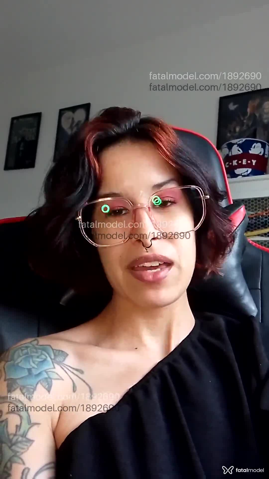 Acompanhante mulher morena (o) de olhos castanhos em Virtual - gótica