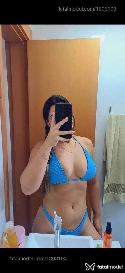 Acompanhante mulher com cabelo colorido de olhos castanhos - Angel
