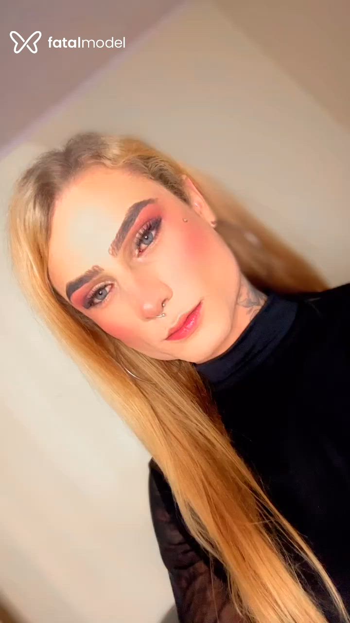 Acompanhante mulher trans ruiva (o) de olhos azuis - Bruna