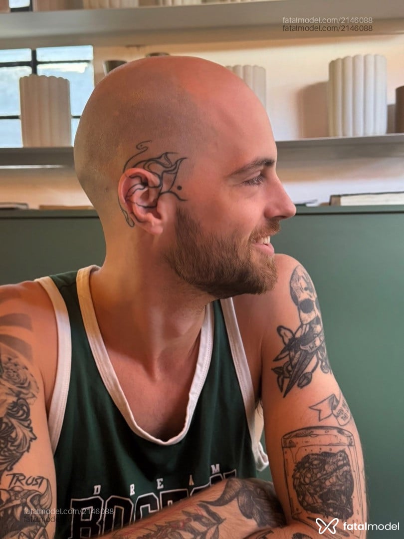 Acompanhante homem sem cabelo de olhos azuis em Porto Alegre - Lucas Luz
