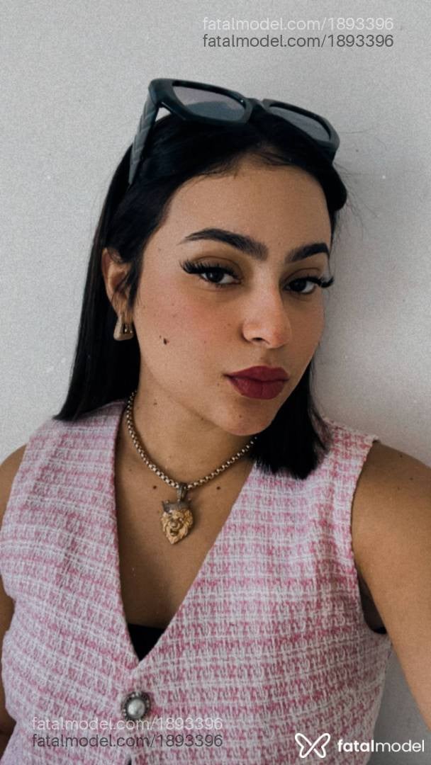 Acompanhante mulher com cabelo castanho de olhos mel - Carla
