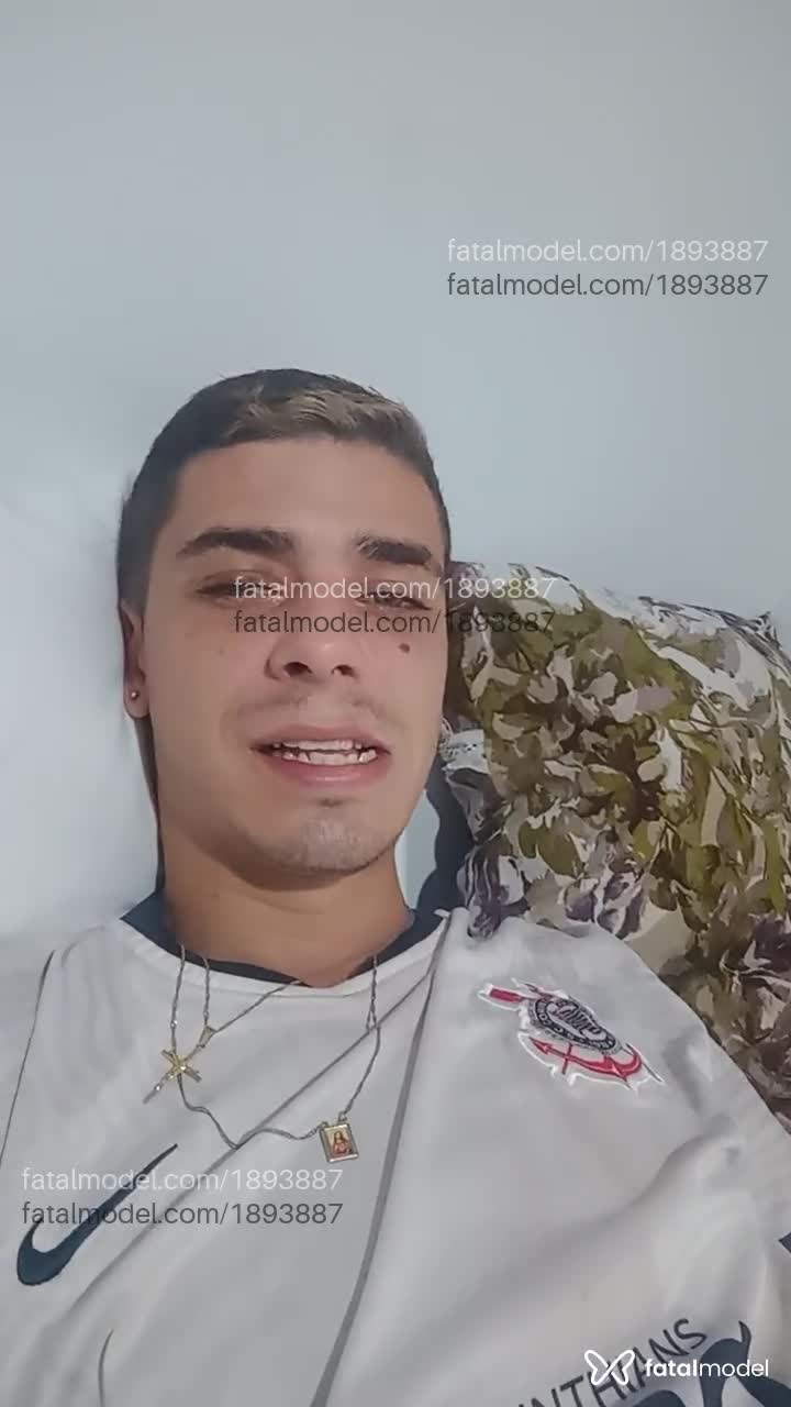 Acompanhante homem com cabelo castanho de olhos azuis em Balneário Camboriú - Alexandre