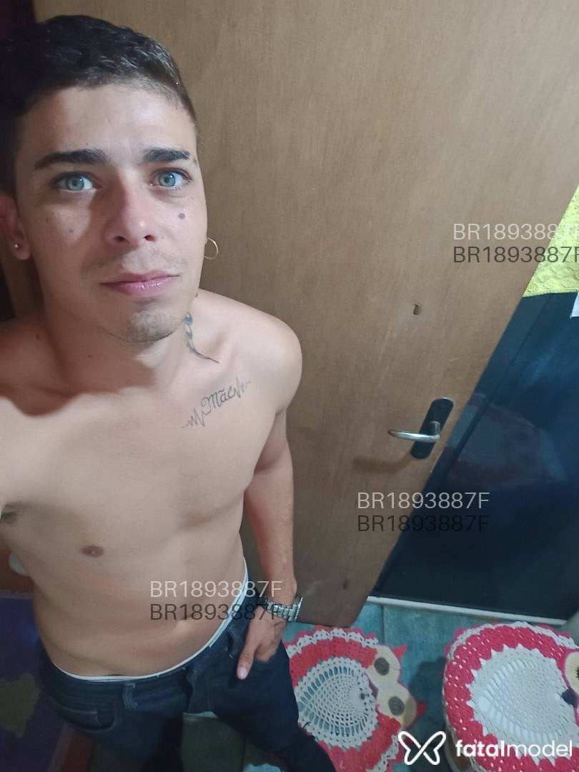 Acompanhante homem com cabelo castanho de olhos azuis em Balneário Camboriú - Alexandre