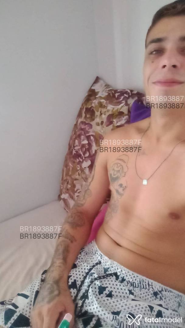 Acompanhante homem com cabelo castanho de olhos azuis em Balneário Camboriú - Alexandre