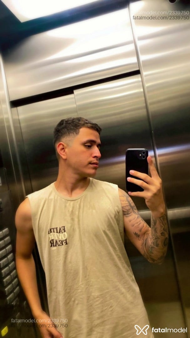 Acompanhante homem com cabelo castanho de olhos verdes em Porto Alegre - Gabriel