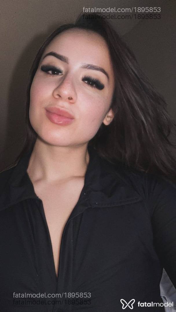 Acompanhante mulher com cabelo castanho de olhos castanhos - Aghata Lins