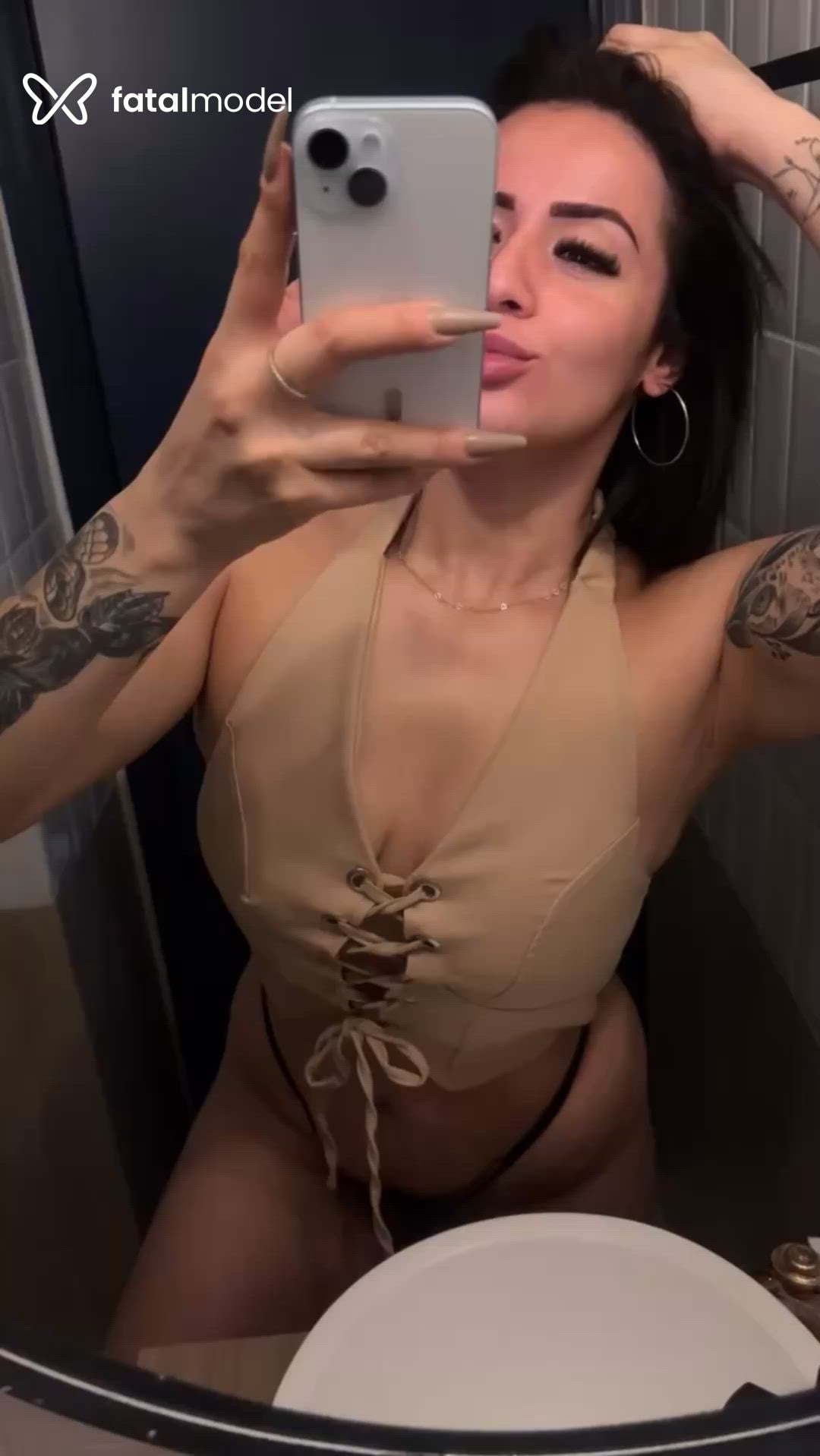 Acompanhante mulher com cabelo castanho de olhos castanhos - Aghata Lins