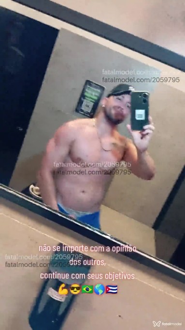 Acompanhante homem com cabelo castanho de olhos castanhos em Palhoça - Charly
