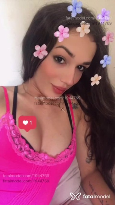 Acompanhante mulher trans com cabelo castanho de olhos pretos - Angel