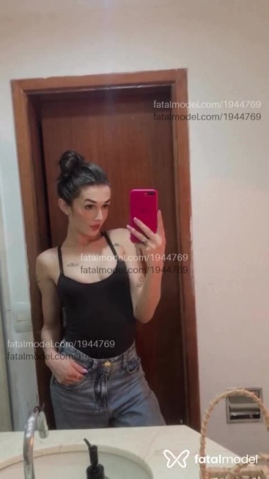 Acompanhante mulher trans com cabelo castanho de olhos pretos - Angel