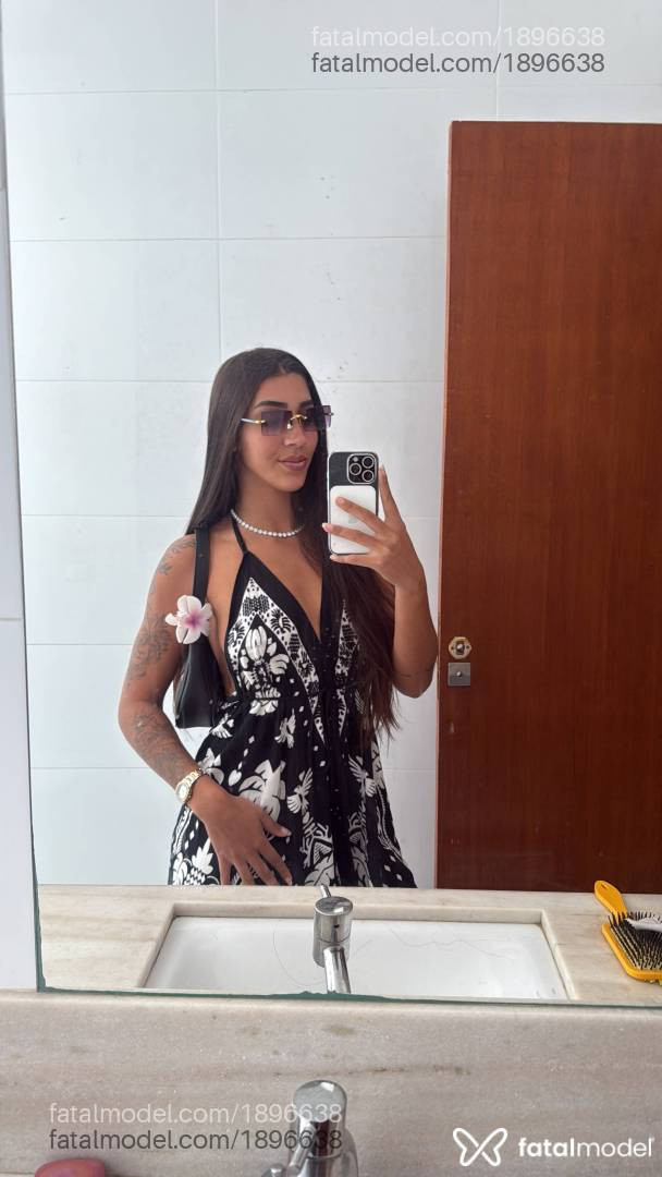 Acompanhante mulher com cabelo castanho de olhos castanhos - Íris pepequinha