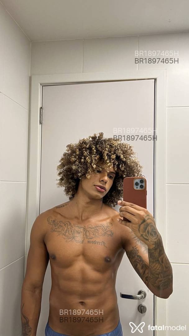 Acompanhante homem com cabelo castanho de olhos castanhos em São Paulo - Miqueias