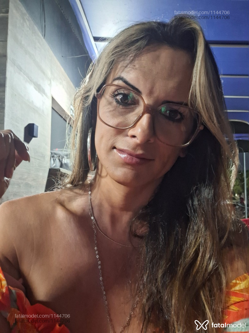 Acompanhante travesti com cabelo colorido de olhos castanhos em Mirassol D'oeste Acompanhante travesti com cabelo colorido de olhos castanhos em Mirassol D'oeste - Rayssa Costa