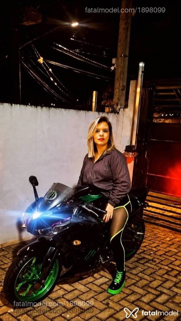 Acompanhante mulher loira (o) de olhos verdes - Carla