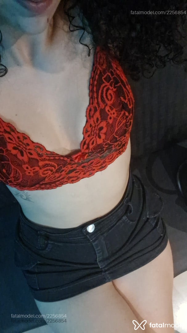 Acompanhante mulher com cabelo castanho de olhos castanhos - Larissa