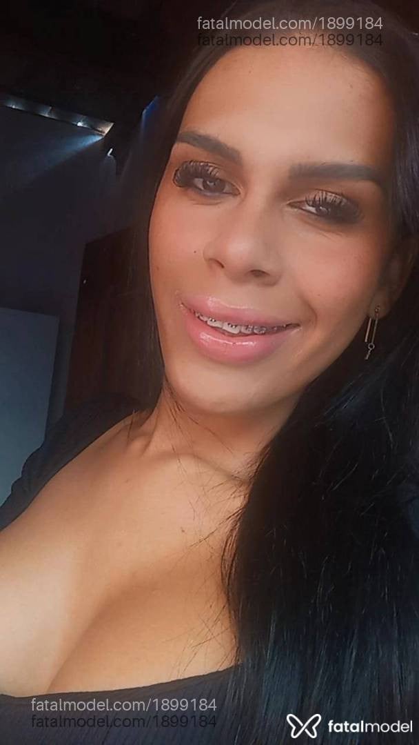 Acompanhante mulher trans com cabelo castanho de olhos mel - Rayka