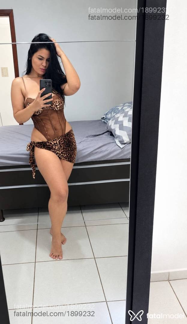 Acompanhante mulher com cabelo castanho de olhos castanhos - Mel