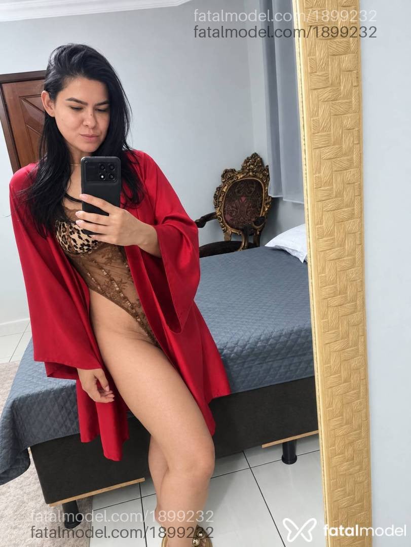 Acompanhante mulher com cabelo castanho de olhos castanhos - Mel