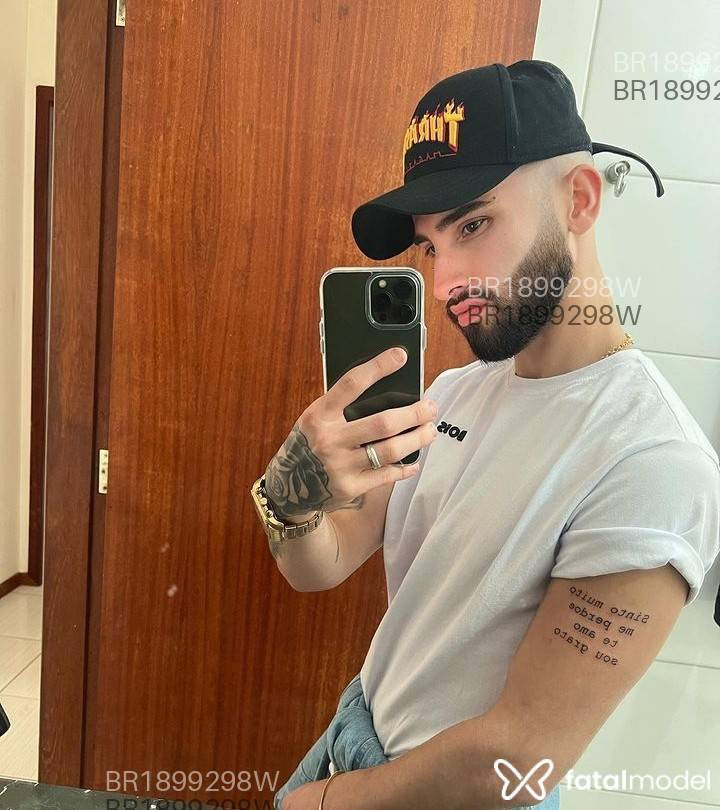 Acompanhante homem com cabelo castanho de olhos castanhos em Uruguaiana Acompanhante homem com cabelo castanho de olhos castanhos em Uruguaiana - Anthony Rodríguez