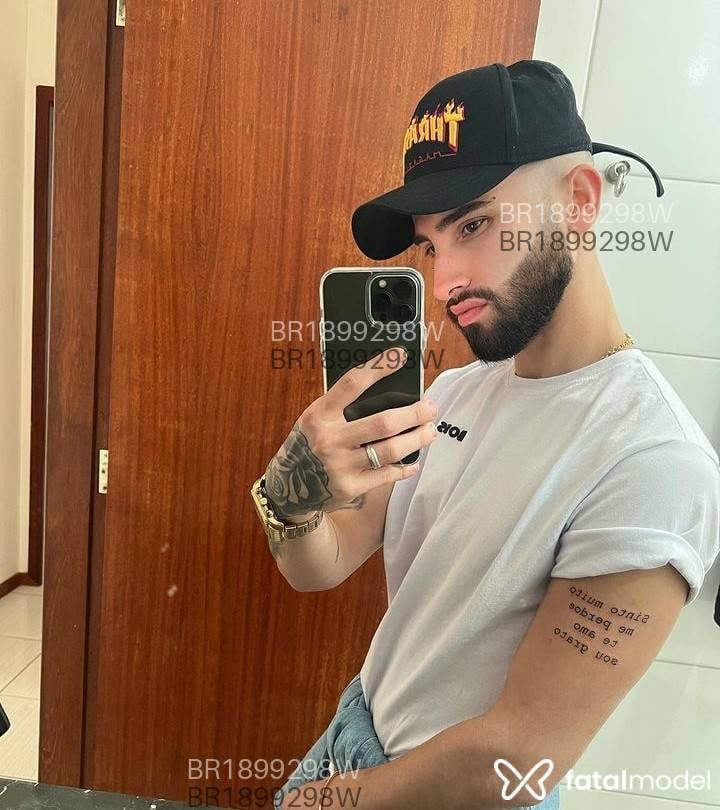 Acompanhante homem com cabelo castanho de olhos castanhos em Uruguaiana Acompanhante homem com cabelo castanho de olhos castanhos em Uruguaiana - Anthony Rodríguez