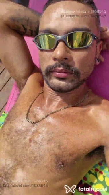 Acompanhante homem com cabelo grisalho de olhos castanhos em Serra Acompanhante homem com cabelo grisalho de olhos castanhos em Serra - Pedro Almeida