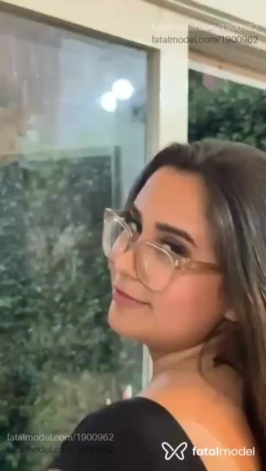 Acompanhante mulher com cabelo castanho de olhos castanhos - Khalifa