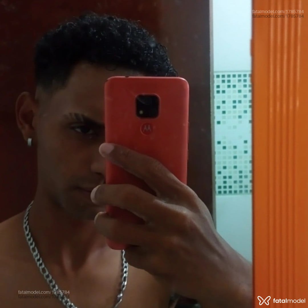 Acompanhante homem com cabelo grisalho de olhos castanhos - Ericlys