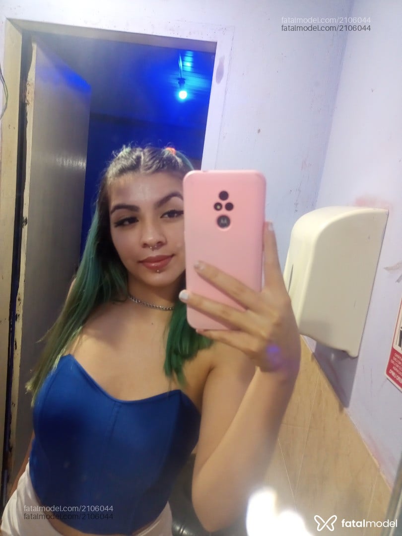 Acompanhante mulher com cabelo colorido de olhos pretos - Alessandra