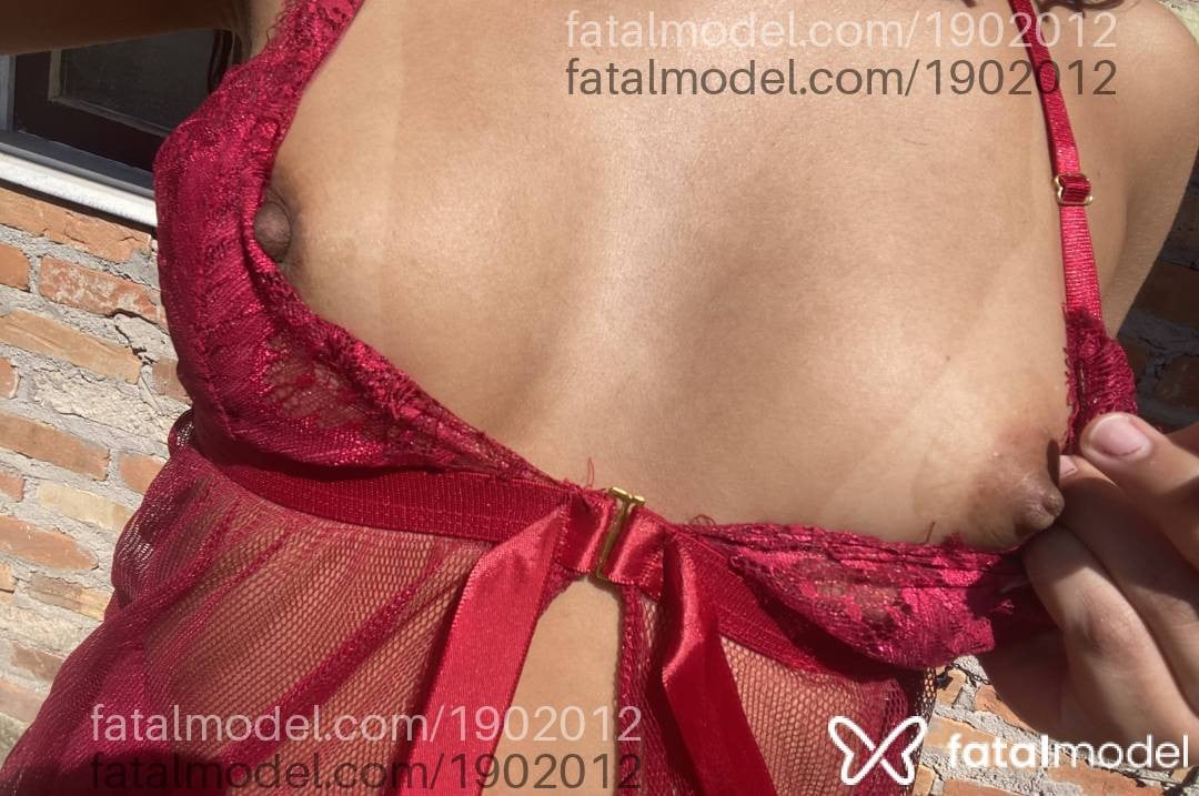 Acompanhante mulher loira (o) de olhos pretos - Emily