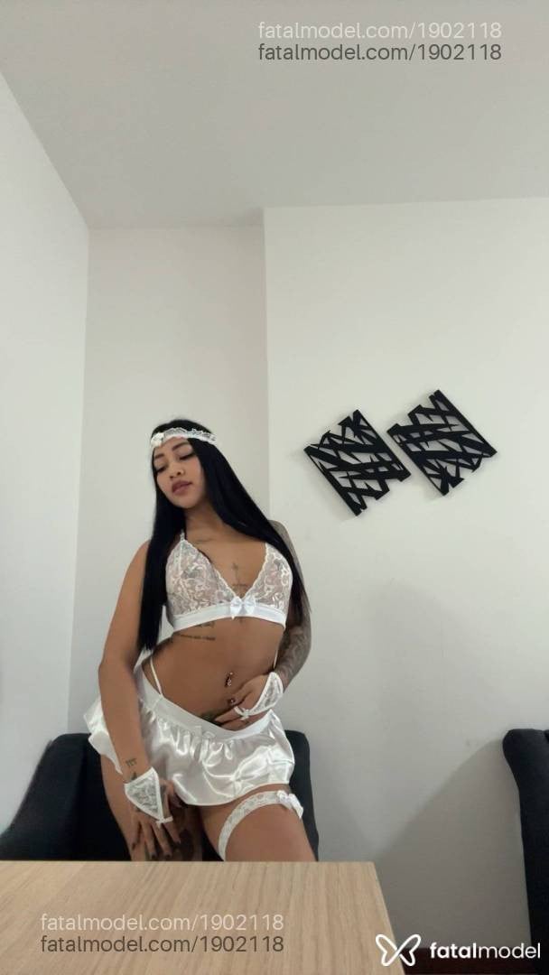 Acompanhante mulher morena (o) de olhos pretos - Angel