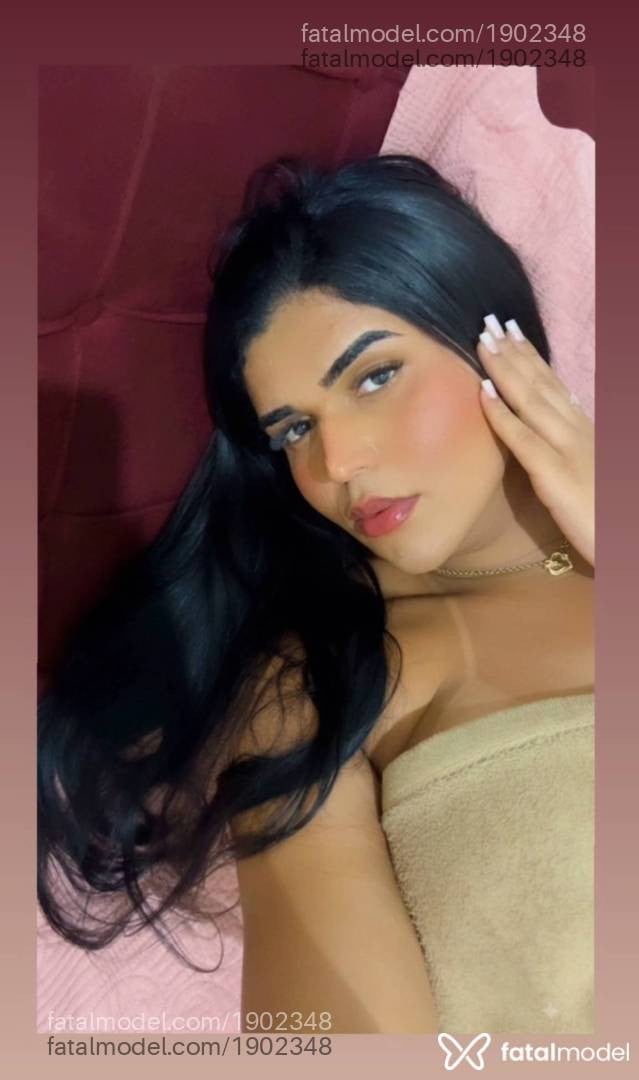 Acompanhante mulher trans com cabelo castanho de olhos pretos - Milena