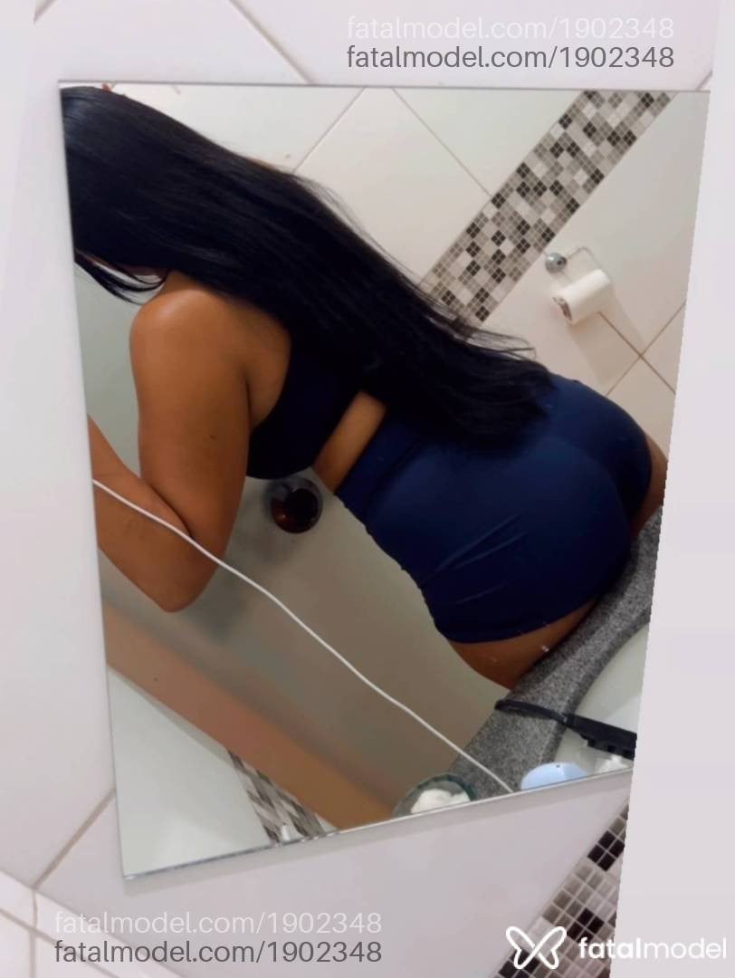 Acompanhante mulher trans com cabelo castanho de olhos pretos - Milena