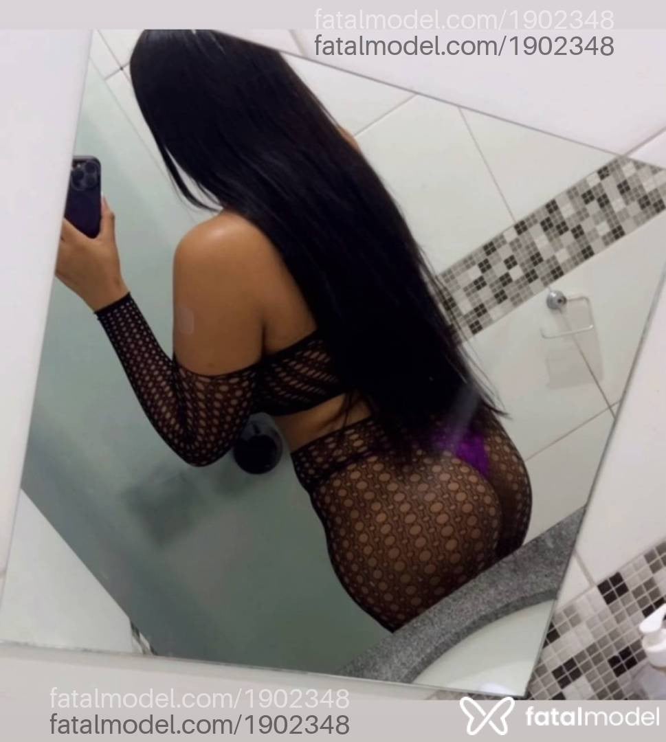 Acompanhante mulher trans com cabelo castanho de olhos pretos - Millena