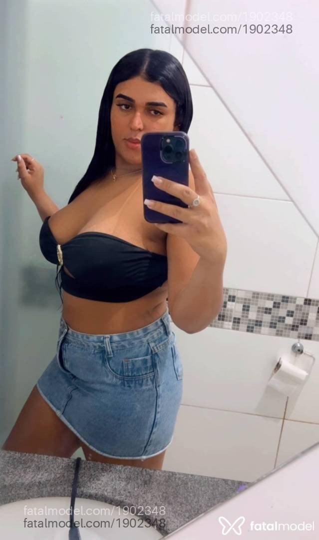 Acompanhante mulher trans com cabelo castanho de olhos pretos - Kethellen