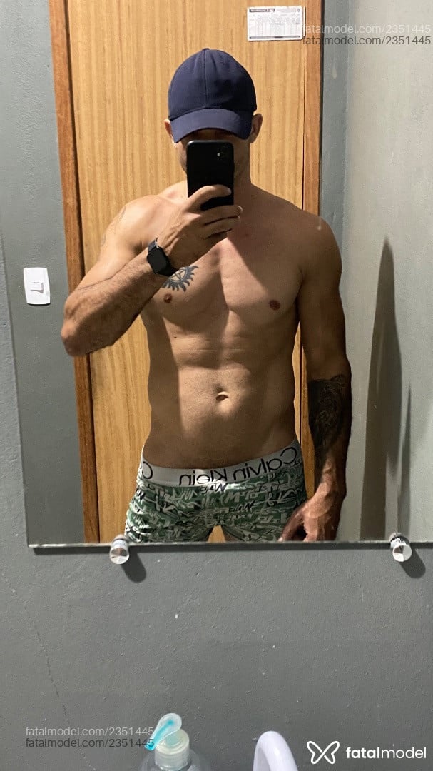 Acompanhante homem com cabelo castanho de olhos castanhos - Casalmarata Acompanhante homem com cabelo castanho de olhos castanhos - Casalmarata