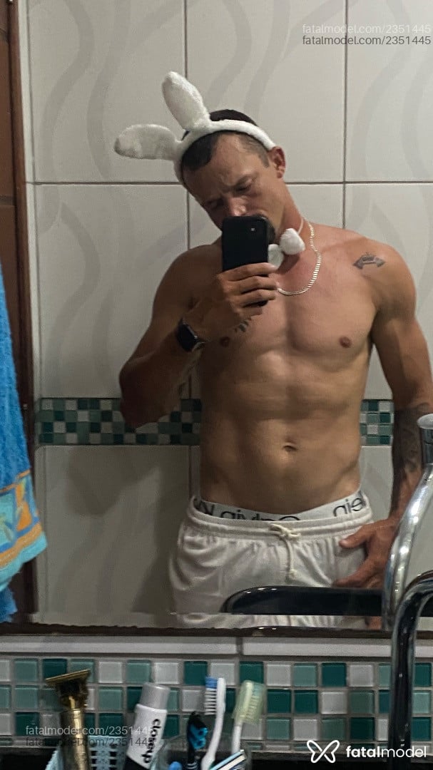Acompanhante homem com cabelo castanho de olhos castanhos - Casalmarata Acompanhante homem com cabelo castanho de olhos castanhos - Casalmarata