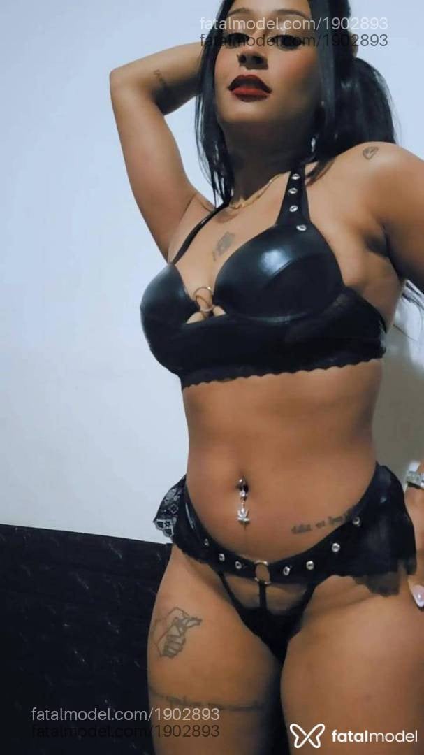 Acompanhante mulher com cabelo castanho de olhos pretos em Maringá - Núbia Barros