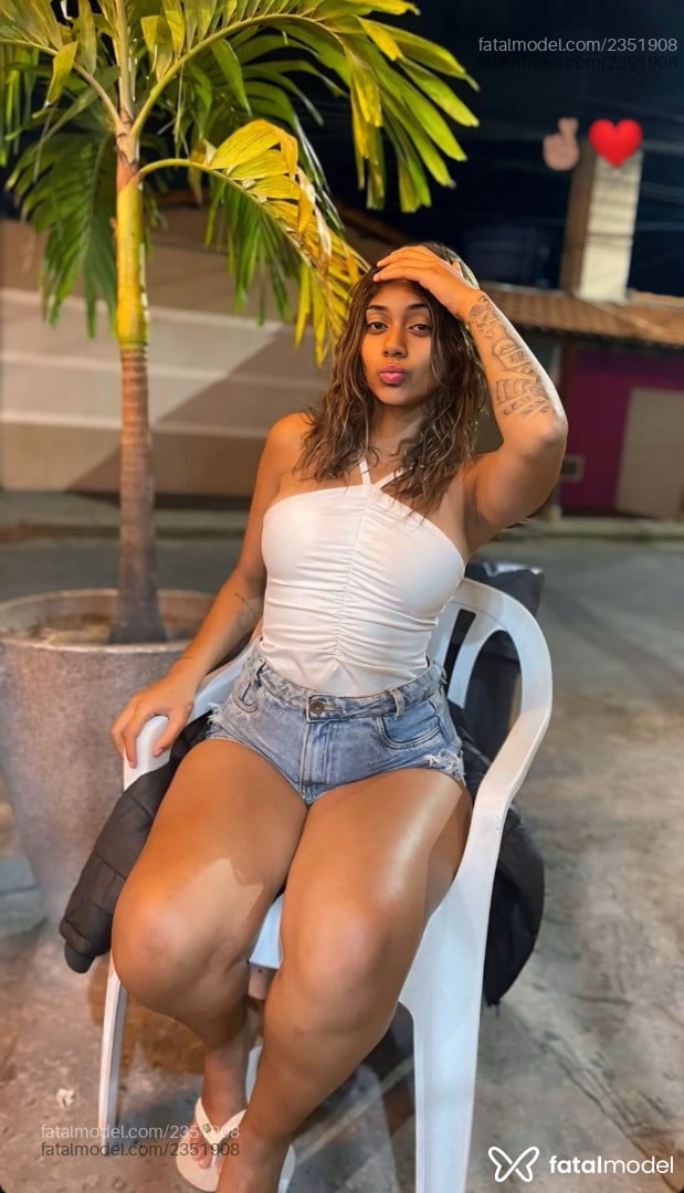 Acompanhante mulher com cabelo colorido de olhos castanhos em Porto Alegre - Pérola