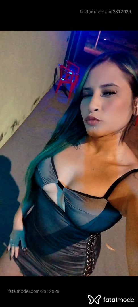 Acompanhante mulher com cabelo colorido de olhos castanhos - Kaolly