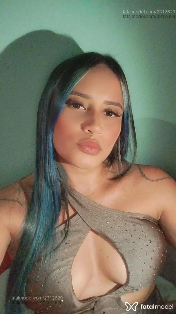 Acompanhante mulher com cabelo colorido de olhos castanhos - Kaolly