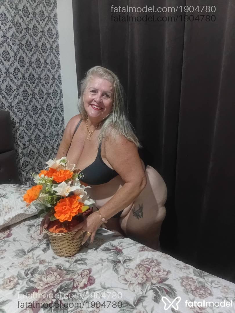 Acompanhante mulher com cabelo grisalho de olhos castanhos - POLACA GOIÂNIA